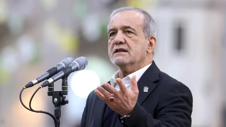 iran-cumhurbaskani-pezeskiyandan-yeni-mesaj-komsu-ulkelerle-savas-pesinde-degiliz-3289480