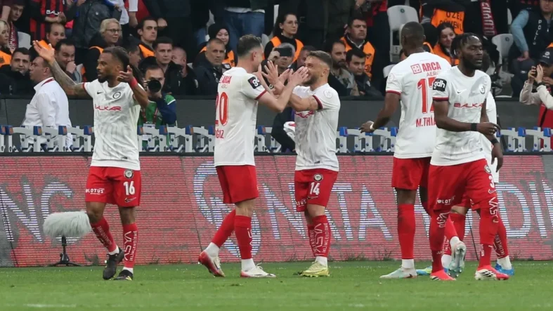 corum-fk-super-lige-yukseldi-corum-ekibi-play-off-finalinde-esenler-eroksporu-maglup-3337604_20260524205842 (1)