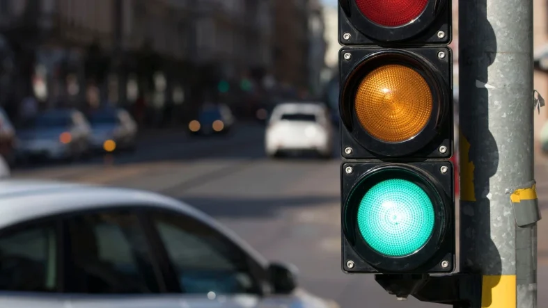 trafikte-her-seyi-degistirecek-dorduncu-renk-trafik-isiklari-degisiyor-mu-wozc