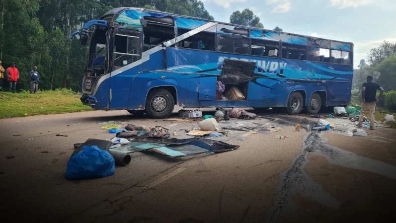1782970904747nijeryada-otobusle-kamyon-carpisti-cok-sayida-olu-ve-yarali-var-3222690