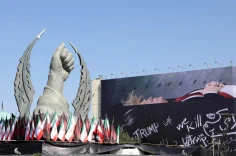 tahranin-en-islek-caddesine-abd-baskani-trumpin-siyah-tabut-icinde-yattigi-afis-asild-3347730_202607151817_1