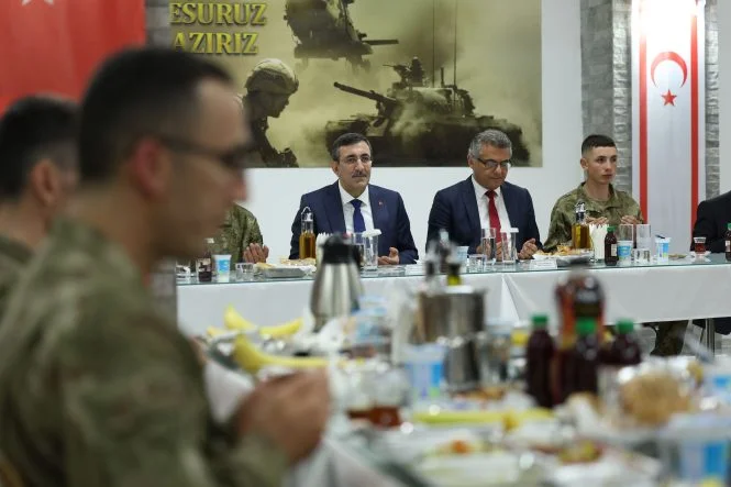 Cumhurbaşkanı Yardımcısı Yılmaz, KKTC'de Mehmetçikle iftar yaptı: