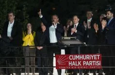 Özgür Özel, CHP Genel Merkezi önünde toplananlara seslendi