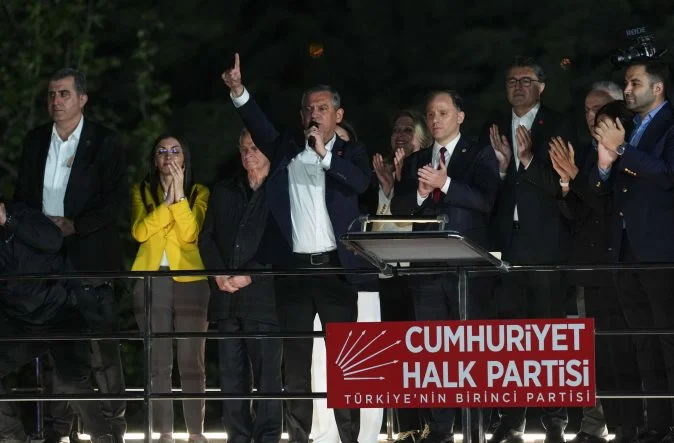 Özgür Özel, CHP Genel Merkezi önünde toplananlara seslendi