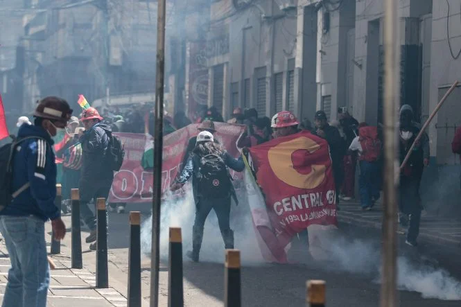 Bolivya’da öğretmenlerin maaş zammı protestosu sırasında polisle arbede yaşandı