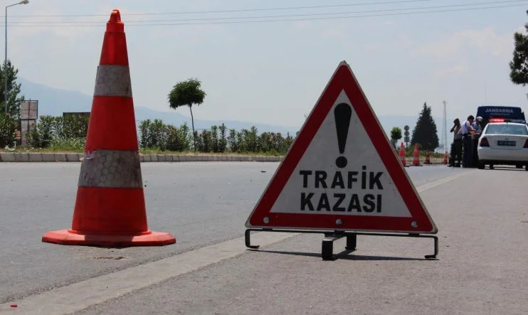 MANÝSA'DA TRAFÝK KAZASI: 1 ÖLÜ, 4 YARALI