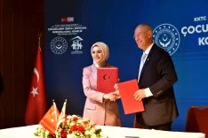 1781774744014Ekranın Ötesi Dijital Zorbalık, Bağımlılık ve Koruma Sempozyumu yapıldı-15-so