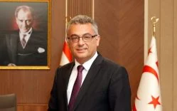 1785494188172Erhürman ayakta gülümseyen