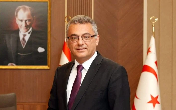 1785494188172Erhürman ayakta gülümseyen