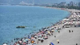 konyaalti-sahili-ne-gelen-turistler-kalabalik-16070539-2616-m-1687935551