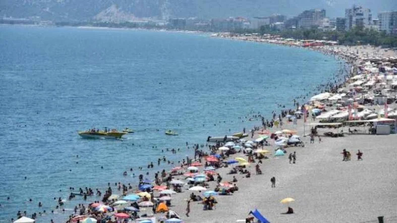konyaalti-sahili-ne-gelen-turistler-kalabalik-16070539-2616-m-1687935551