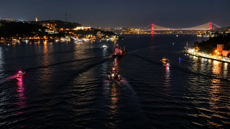 Gece Boğazı’nda Işıklar ve Tekneler