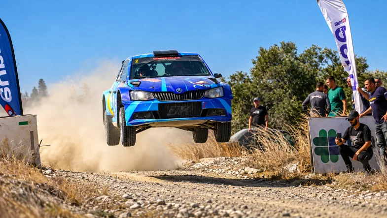 Mavi Ralli Otomobili Havada