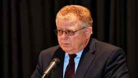 Mikrofon Başında Yaşlı Adam