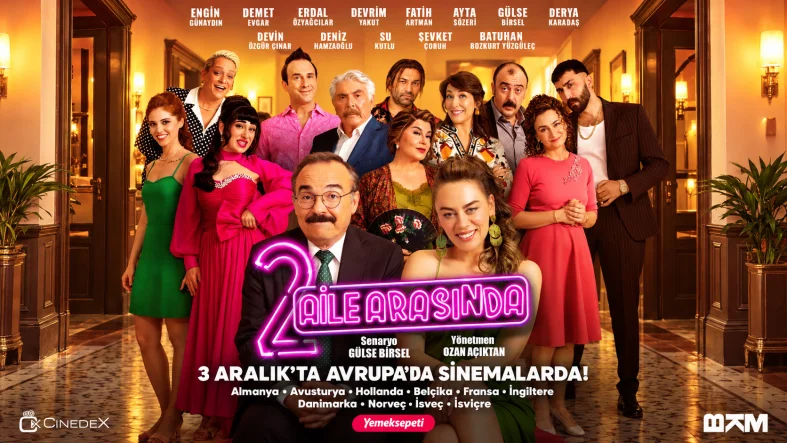 Sıcak Işıklı Aile Arasında Posteri